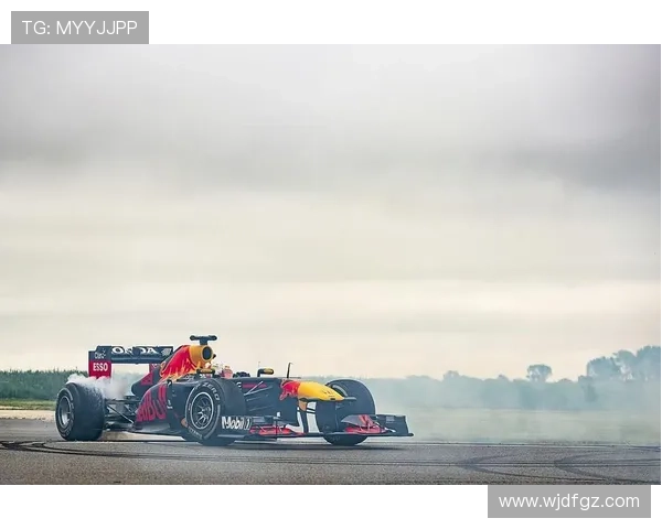 F1赛季新变革:红牛车队与梅赛德斯再度激烈角逐,赛道上风云变幻 F1赛季新变革:红牛车队与梅赛德斯再度激烈角逐,赛道上风云变幻