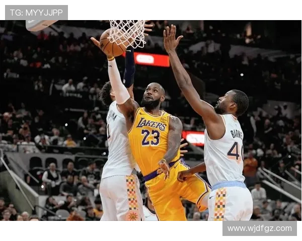 NBA最新动态:湖人队新星闪耀季前赛 詹姆斯迎接挑战季后赛目标明确 NBA最新动态:湖人队新星闪耀季前赛 詹姆斯迎接挑战季后赛目标明确