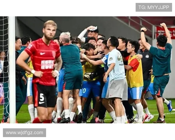 中超争冠进入白热化多队积分胶着球迷期待终极对决名帅新援搅动格局 中超争冠进入白热化多队积分胶着球迷期待终极对决名帅新援搅动格局